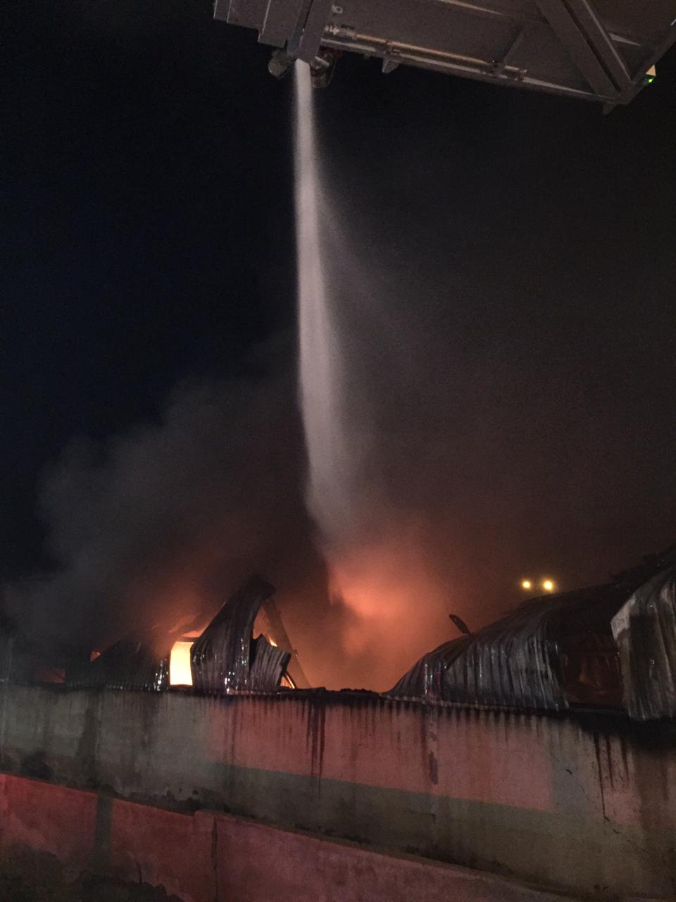 الدفاع المدني يخمد حريق  ( هنجر ) للإسفنج ومواد التنظيف بمنطقة الموقر