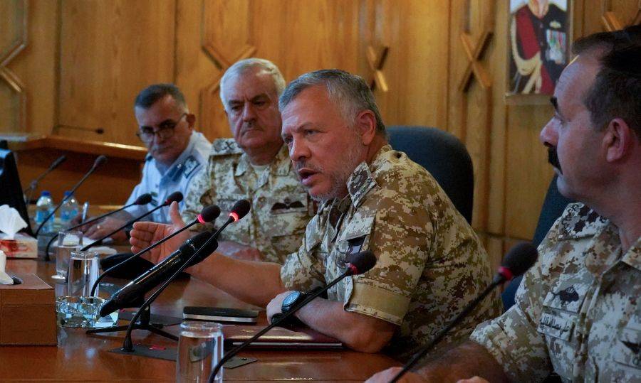 الملك يؤكد خلال زيارته لكليتي (القيادة والاركان) و (الدفاع الوطني) على ان النهوض بالوضع الاقتصادي وتأمين فرص العمل من أولوياته