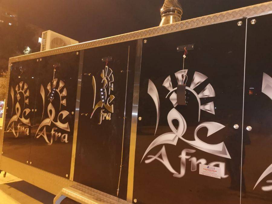 تحطيم وتكسير وسرقة اول سيارة للمطاعم المتنقلة في حرم أمانة عمان