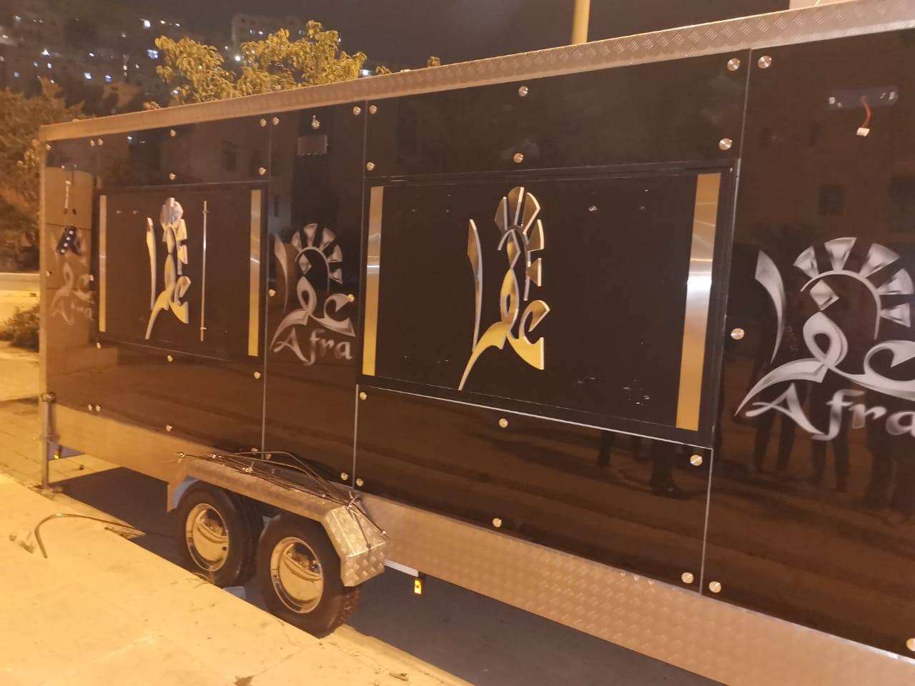 تحطيم وتكسير وسرقة اول سيارة للمطاعم المتنقلة في حرم أمانة عمان