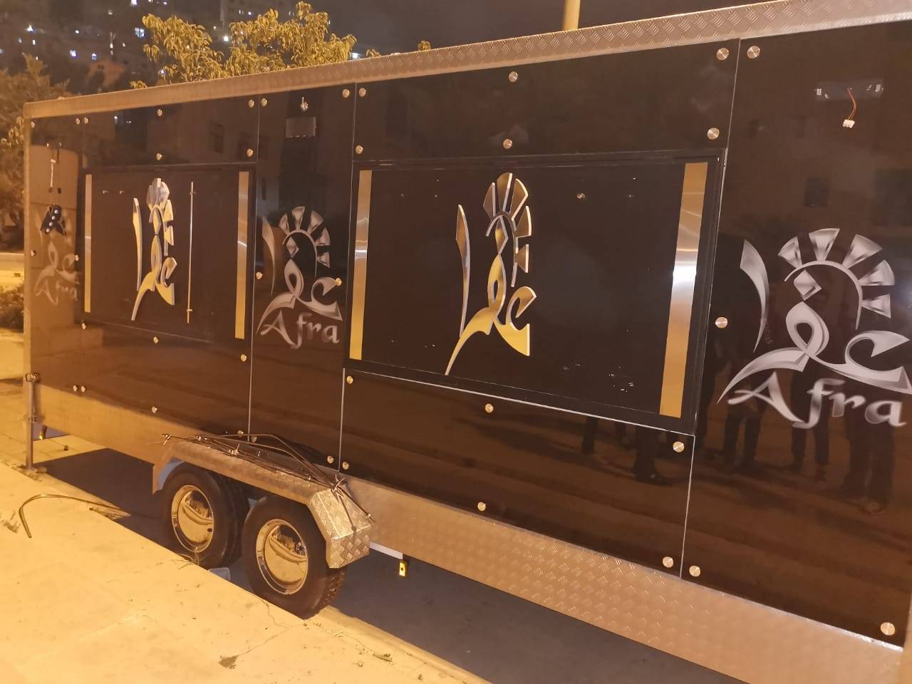 تحطيم وتكسير وسرقة اول سيارة للمطاعم المتنقلة في حرم أمانة عمان