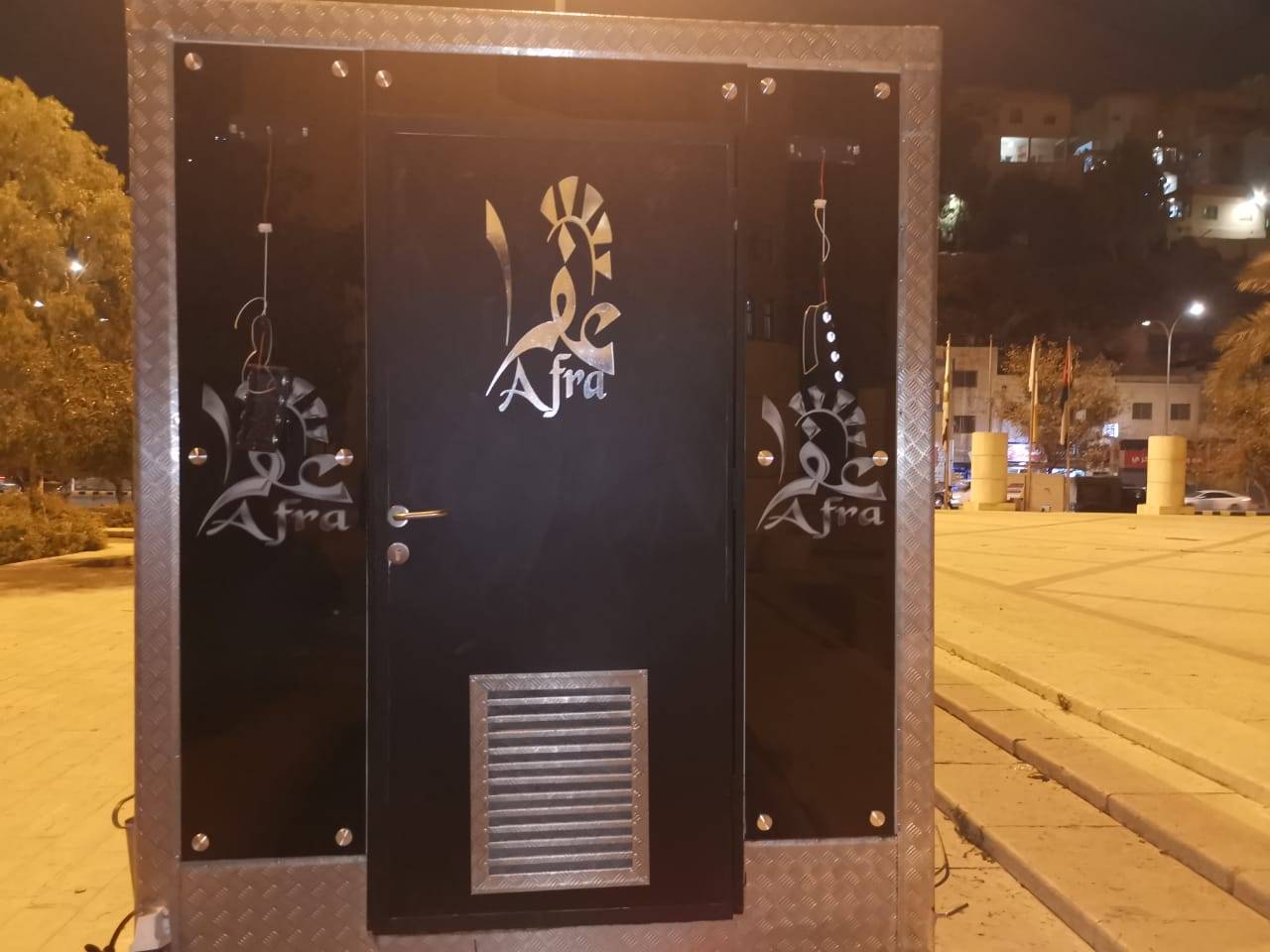 تحطيم وتكسير وسرقة اول سيارة للمطاعم المتنقلة في حرم أمانة عمان