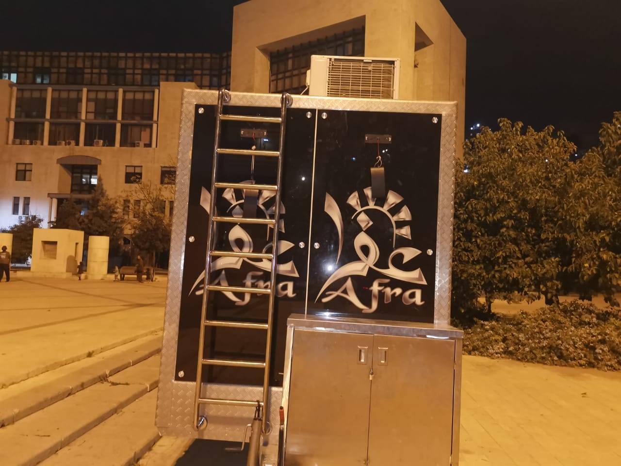 تحطيم وتكسير وسرقة اول سيارة للمطاعم المتنقلة في حرم أمانة عمان