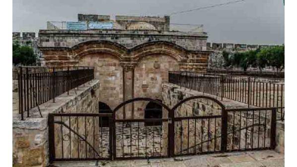 تحت حراسات مشددة .. مستوطنون يقتحمون ساحات المسجد الأقصى