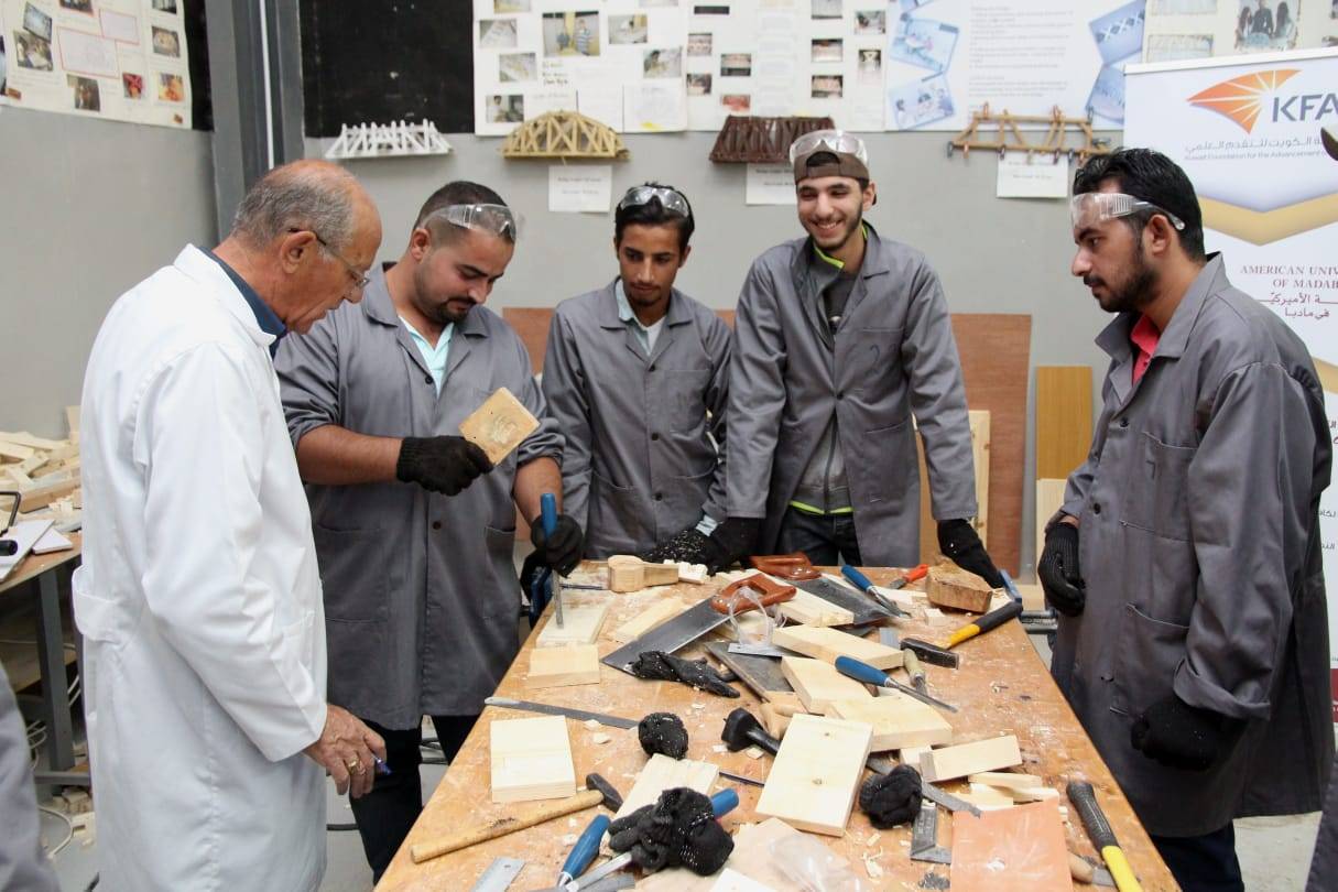 الجامعة الأميركية في مادبا تعقد دورتي الحدادة والنجارة للشباب الأردنيين