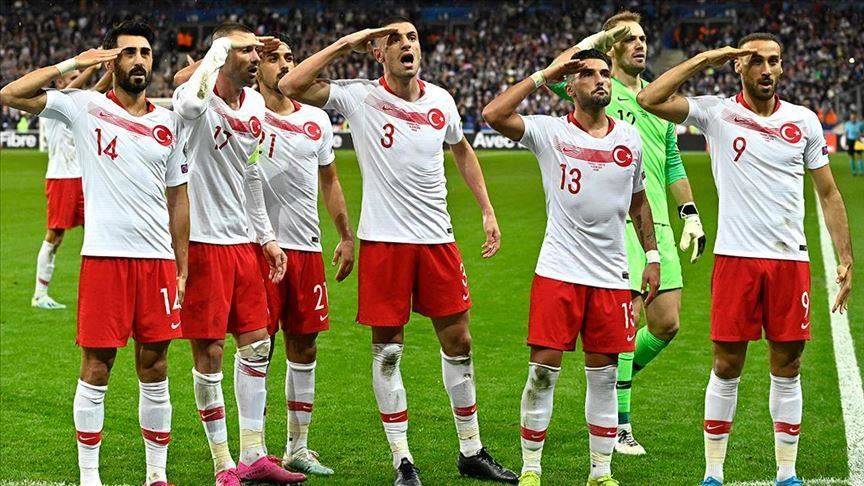 التحية العسكرية للاعبي المنتخب التركي تثير الجدل في أوروبا