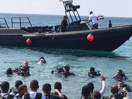 شاهد الملك وولي العهد ينظفان شواطئ العقبة بالصور والفيديو