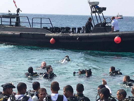 شاهد الملك وولي العهد ينظفان شواطئ العقبة بالصور والفيديو 