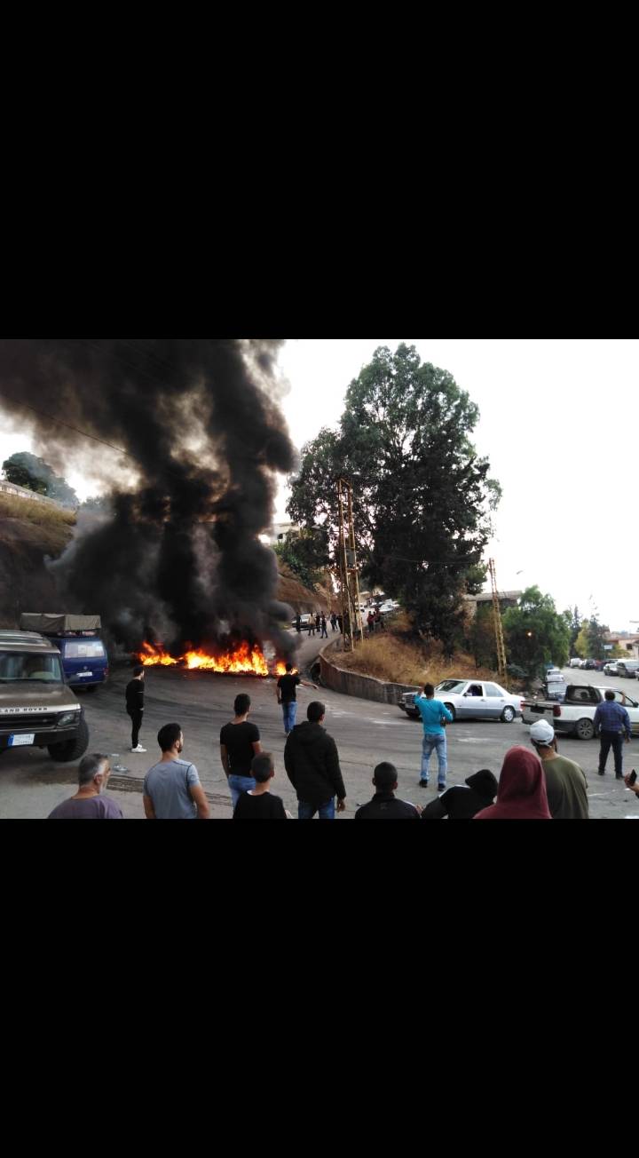 عاجل .. احتجاجات لبنان : اغلاق الطرق بالاطارات المشتعلة وانتظار لرسالة الحريري 