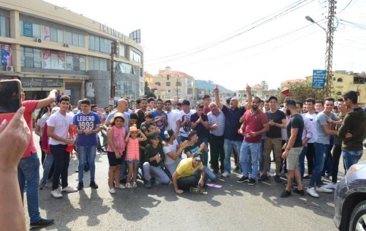 عاجل .. احتجاجات لبنان : اغلاق الطرق بالاطارات المشتعلة وانتظار لرسالة الحريري 
