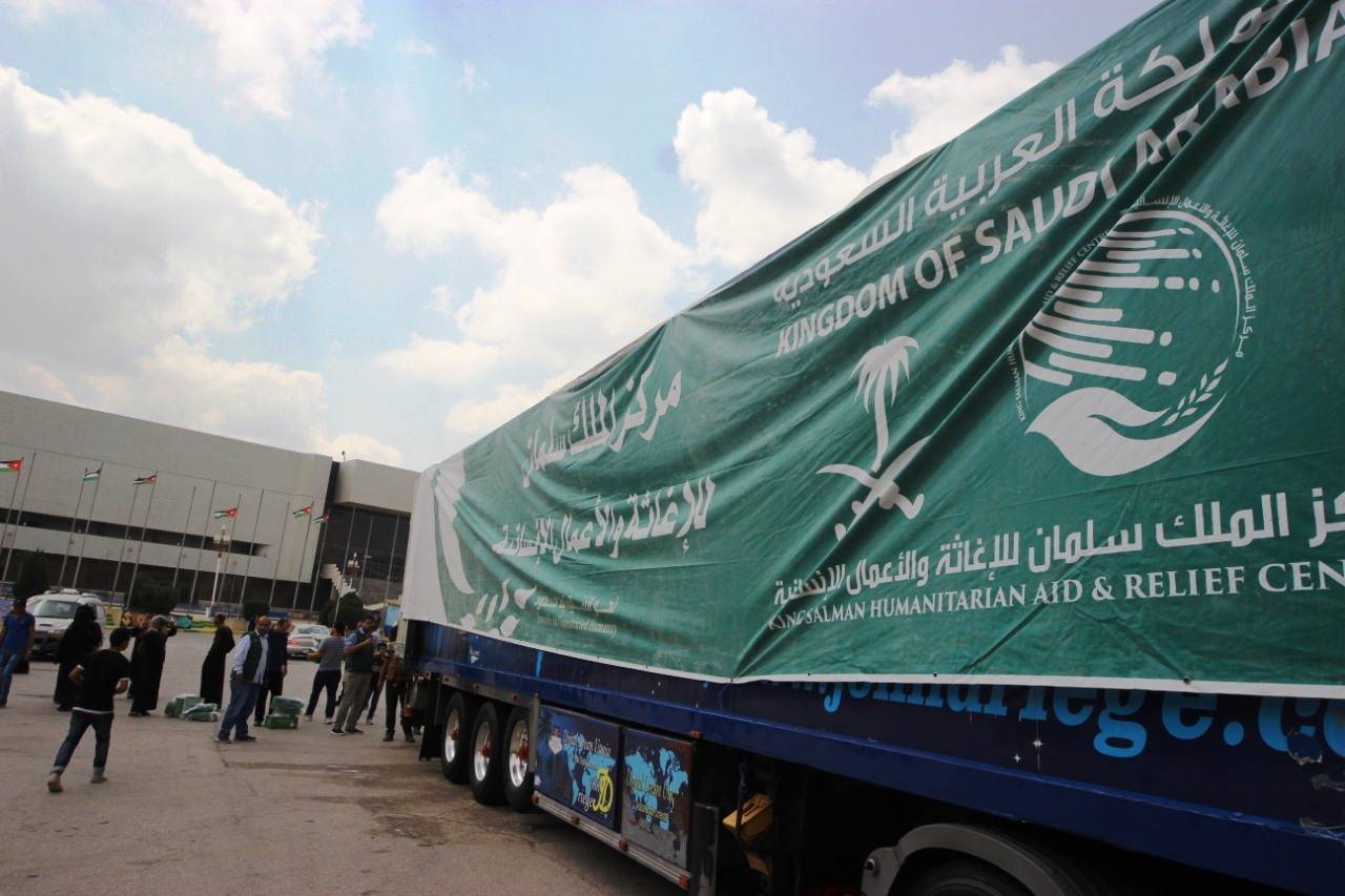 مركز الملك سلمان يواصل توزيع الحقائب المدرسية على أبناء الأشقاء السوريين واصلاً المحطه الرابعة في محافظة المفرق 