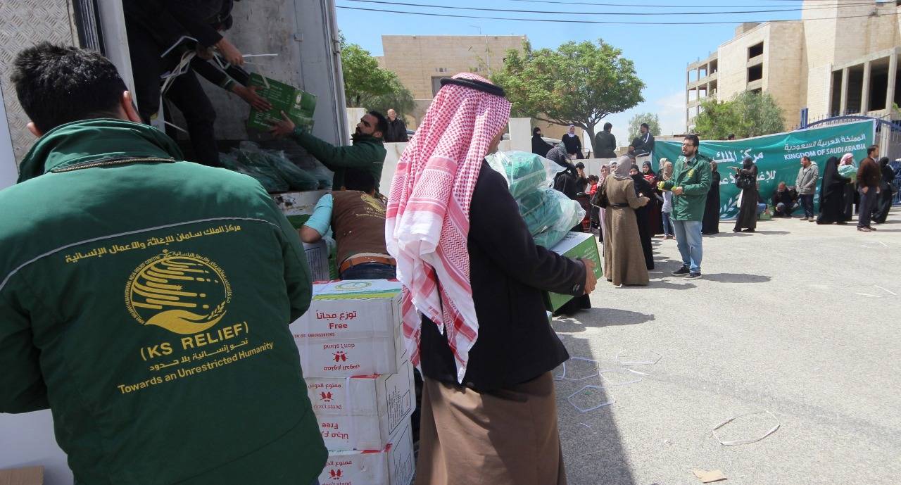 مركز الملك سلمان يواصل توزيع الحقائب المدرسية على أبناء الأشقاء السوريين واصلاً المحطه الرابعة في محافظة المفرق 
