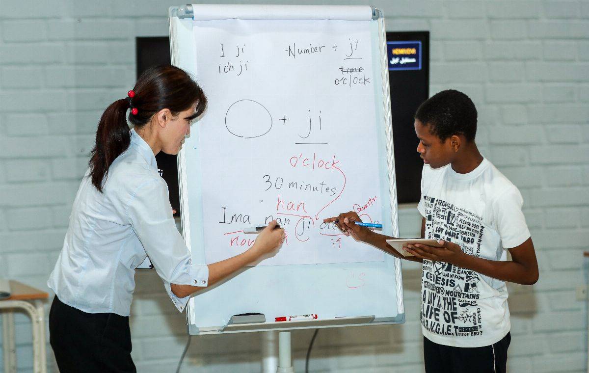 ناشئة الشارقة يتعلمون أساسيات اللغة اليابانية