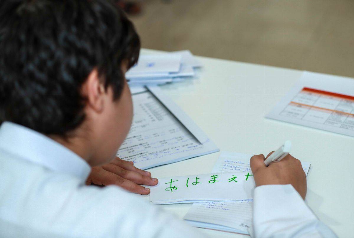 ناشئة الشارقة يتعلمون أساسيات اللغة اليابانية
