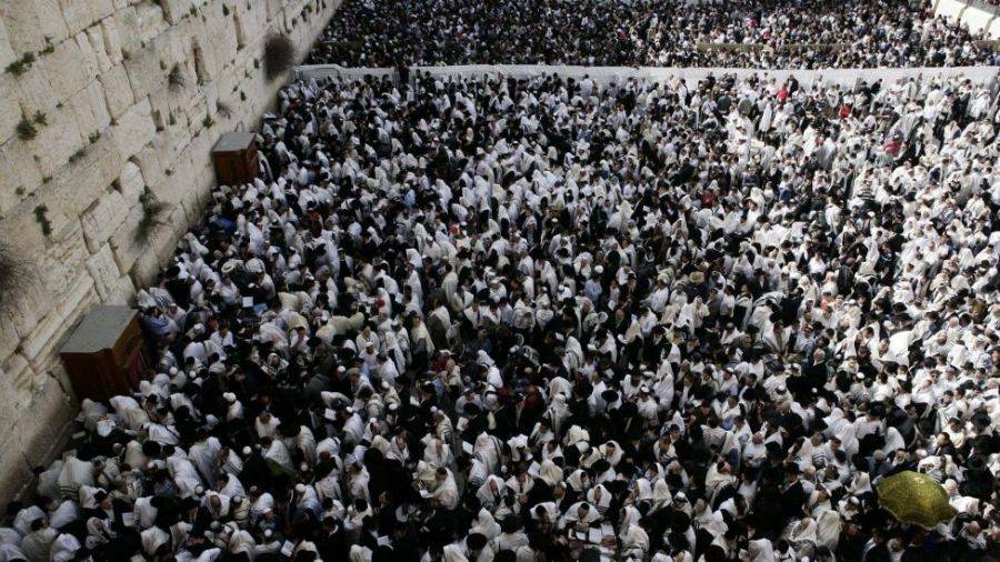 المستوطنون الصهاينة يقتحمون حائط البراق