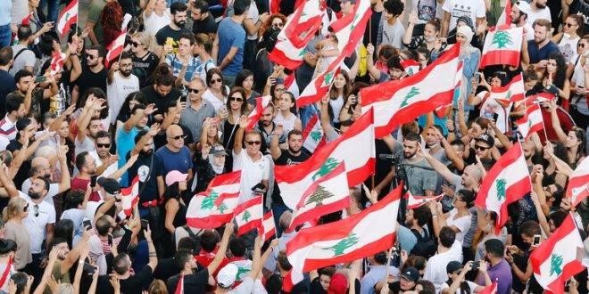 المحتجون يتوافدون إلى وسط العاصمة بيروت للمشاركة في تظاهرة احتجاجية حاشدة ظهر اليوم