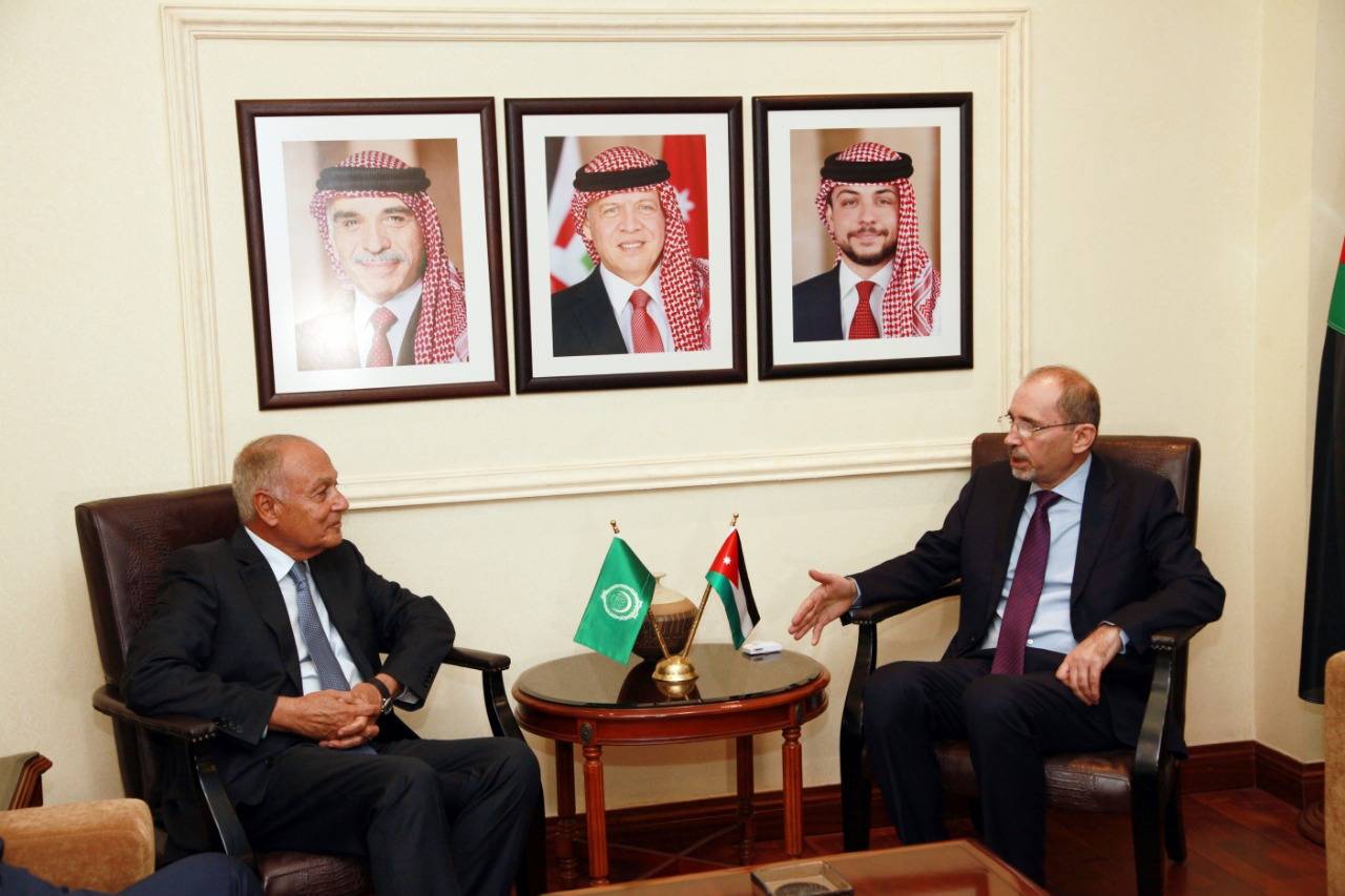 وزير الخارجية وشؤون المغتربين يلتقي الأمين العام لجامعة الدول العربية