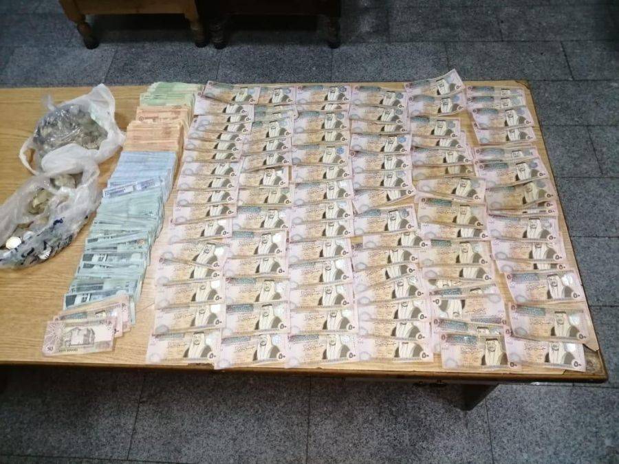 القبض على ثلاثة اشخاص اشتركوا بسرقة قاصة حديدية