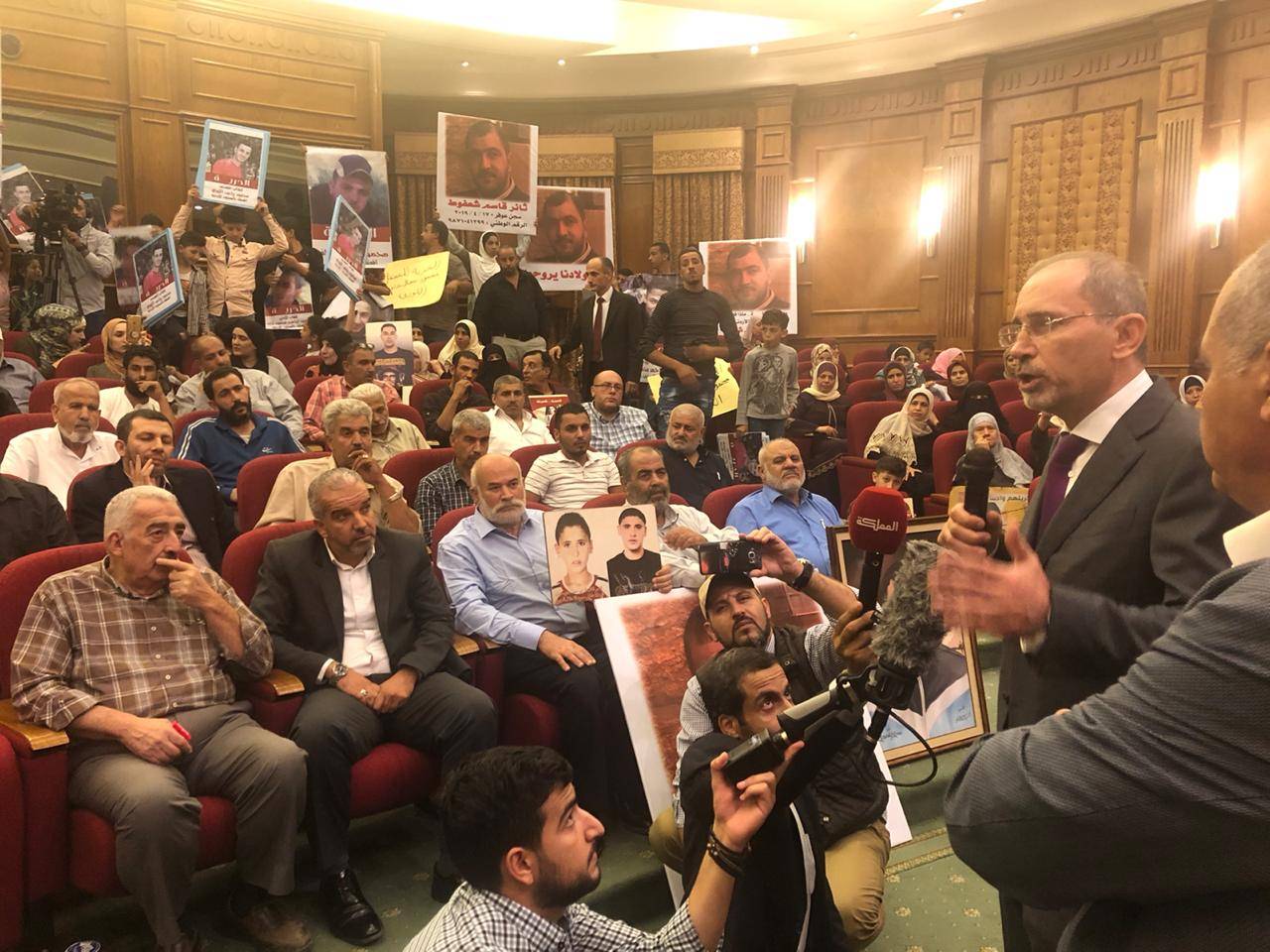 وزير الخارجية يلتقي أهالي الأردنيين المعتقلين بسجون الاحتلال الإسرائيلي