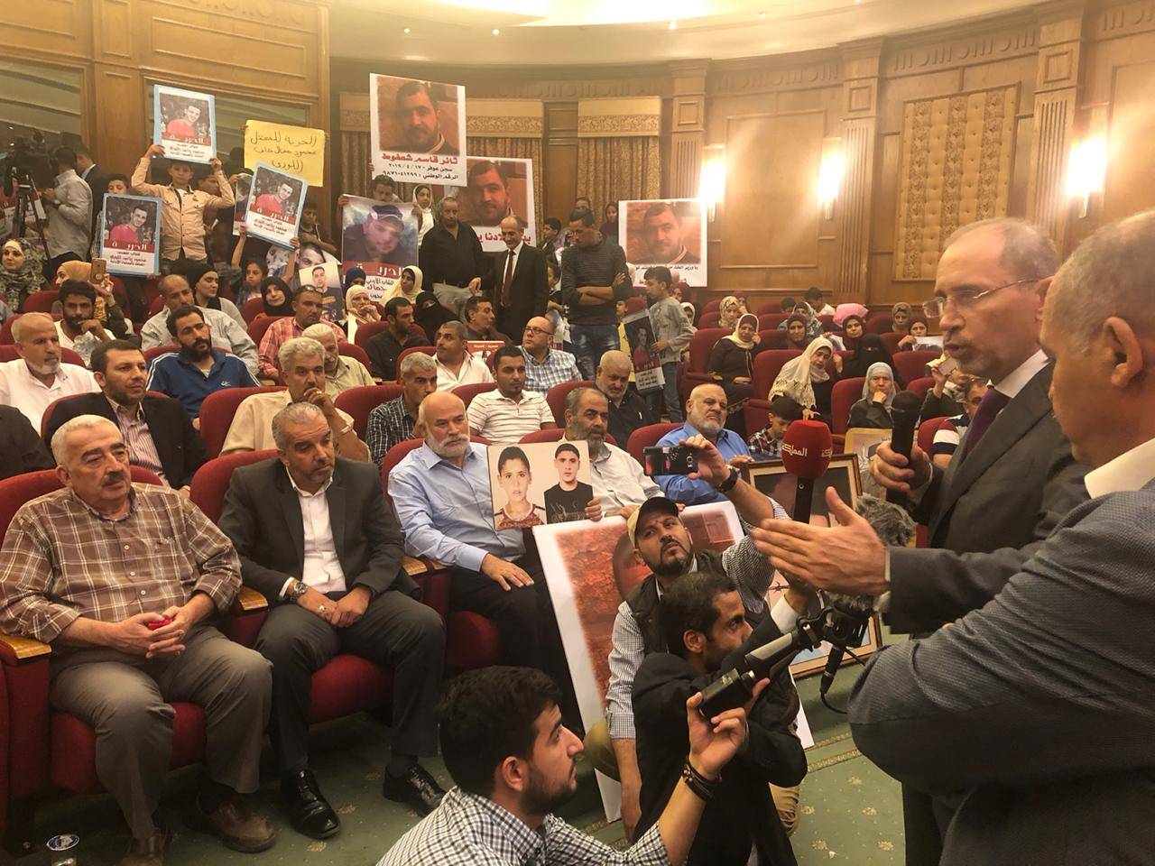 وزير الخارجية يلتقي أهالي الأردنيين المعتقلين بسجون الاحتلال الإسرائيلي