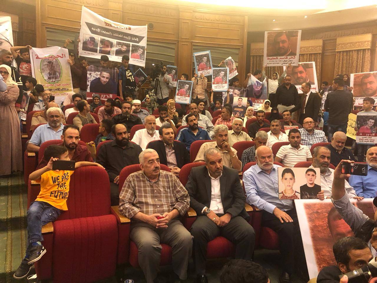 وزير الخارجية يلتقي أهالي الأردنيين المعتقلين بسجون الاحتلال الإسرائيلي