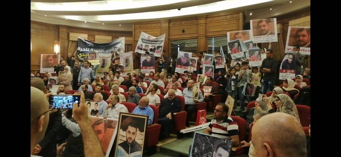 وزير الخارجية يلتقي أهالي الأردنيين المعتقلين بسجون الاحتلال الإسرائيلي