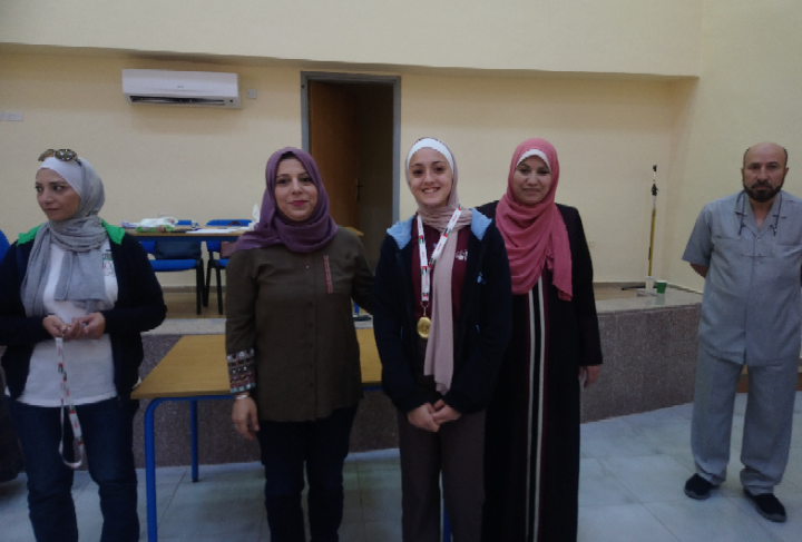 طالبة من مدارس النظم الحديثة  بنات تحصل على المركز الأول في بطولة المدارس الخاصة  لواء الجامعة للشطرنج