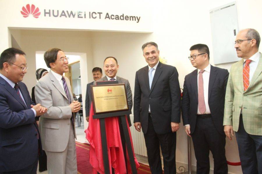 السفير الصيني ورئيس جامعة البلقاء التطبيقية يفتتحان اول اكاديمية لشركة هواوي في الاردن في البلقاء التطبيقية