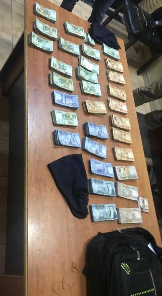 البحث الجنائي يلقي القبض على الفاعل الرئيسي في قضية سلب فرع احد البنوك وبحوزته نصف المبلغ المسلوب والبحث جارٍ عن شريكه بارتكاب الجريمة