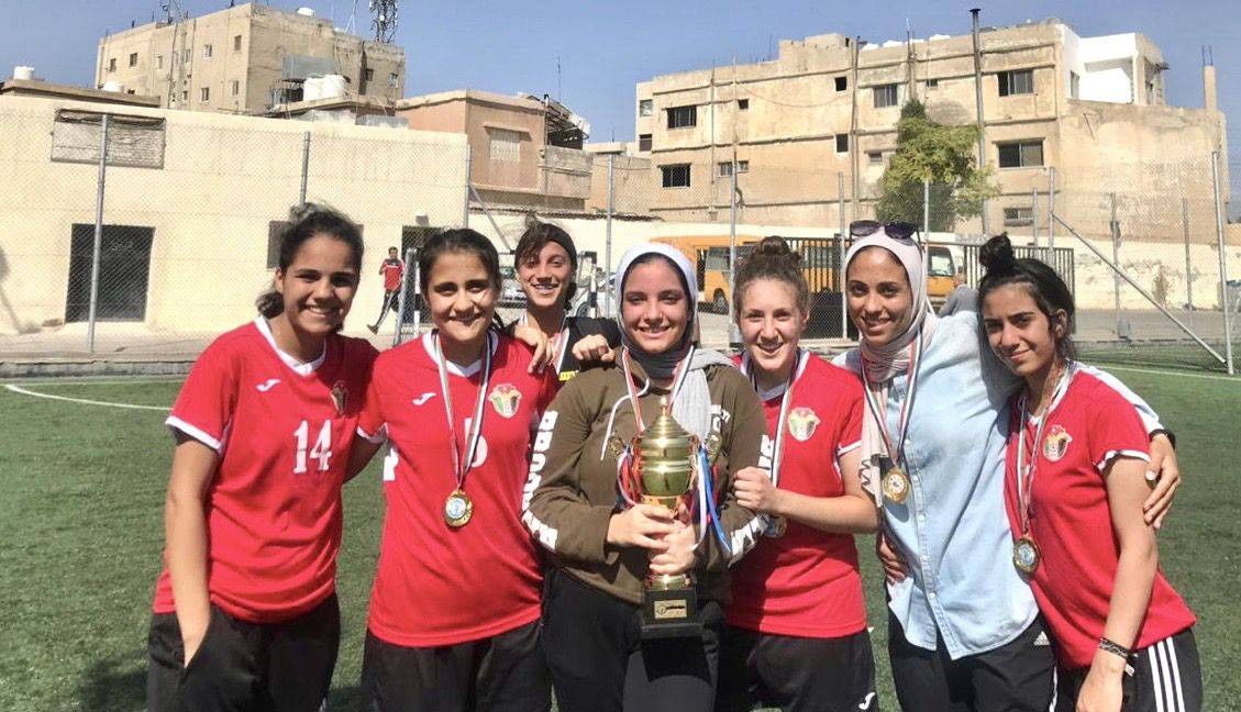 مدارس النظم الحديثة / بنات تظفر بالمركز الأول في بطولة خماسي كرة القدم