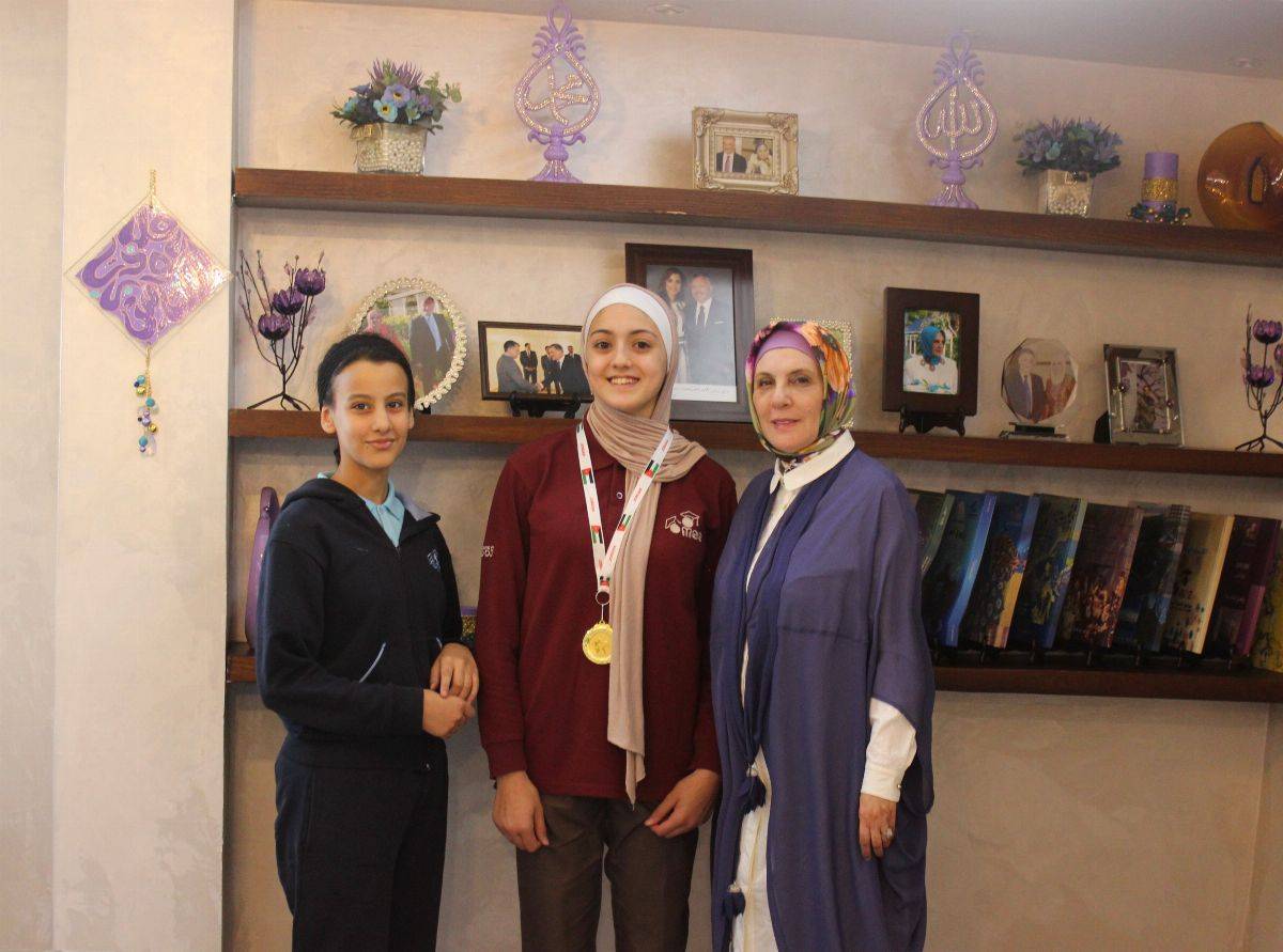 طالبة من مدارس النظم الحديثة / بنات تحصل على المركز الأول في بطولة المدارس الخاصة / لواء الجامعة للشطرنج