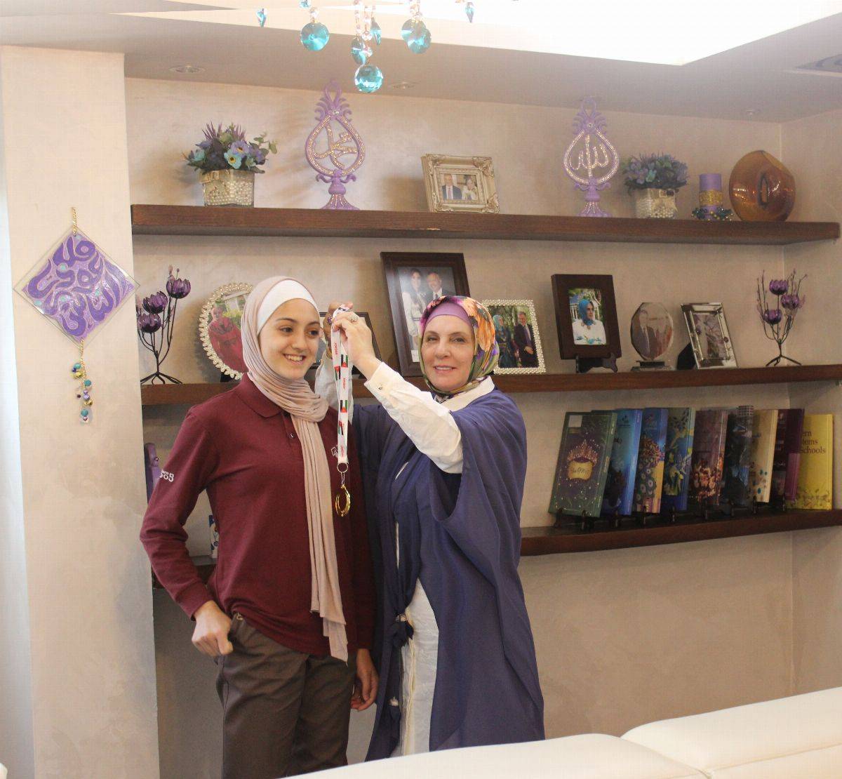 طالبة من مدارس النظم الحديثة / بنات تحصل على المركز الأول في بطولة المدارس الخاصة / لواء الجامعة للشطرنج