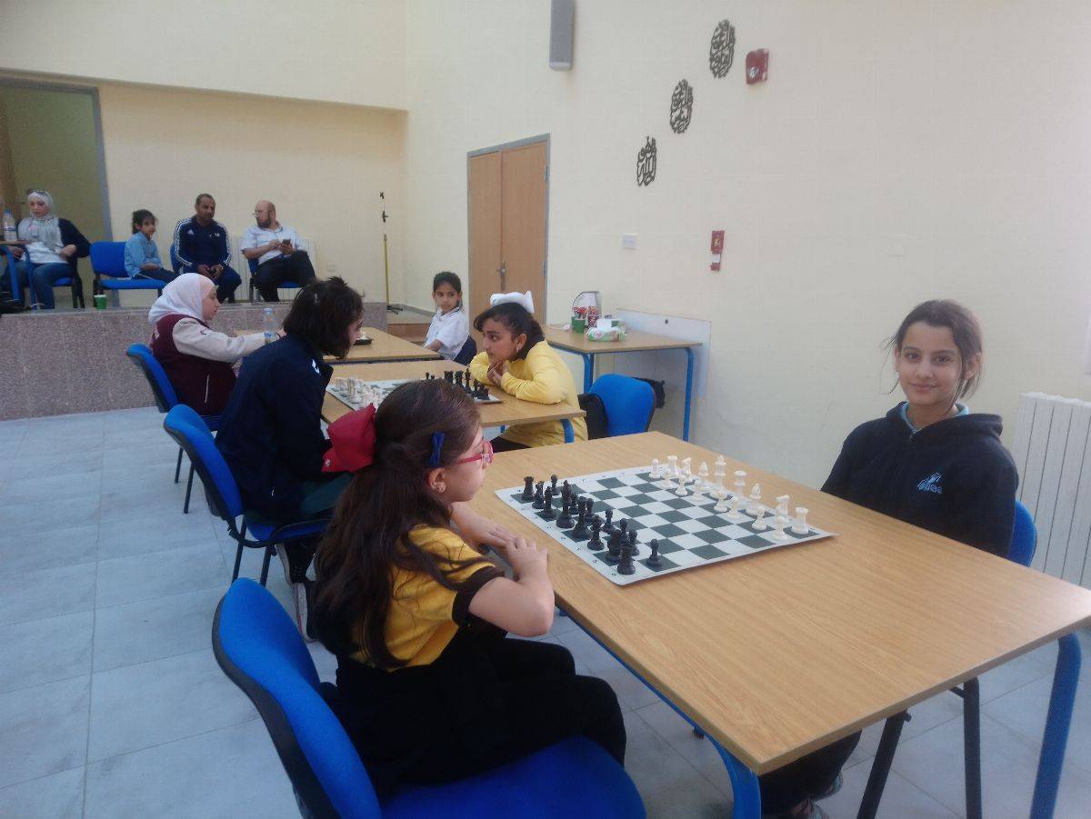 طالبة من مدارس النظم الحديثة / بنات تحصل على المركز الأول في بطولة المدارس الخاصة / لواء الجامعة للشطرنج