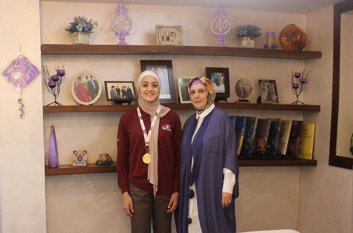 طالبة من مدارس النظم الحديثة / بنات تحصل على المركز الأول في بطولة المدارس الخاصة / لواء الجامعة للشطرنج