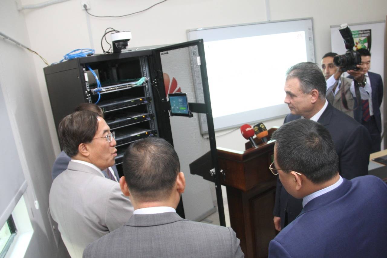 السفير الصيني ورئيس جامعة البلقاء التطبيقية يفتتحان اول اكاديمية لشركة هواوي في الاردن في البلقاء التطبيقية