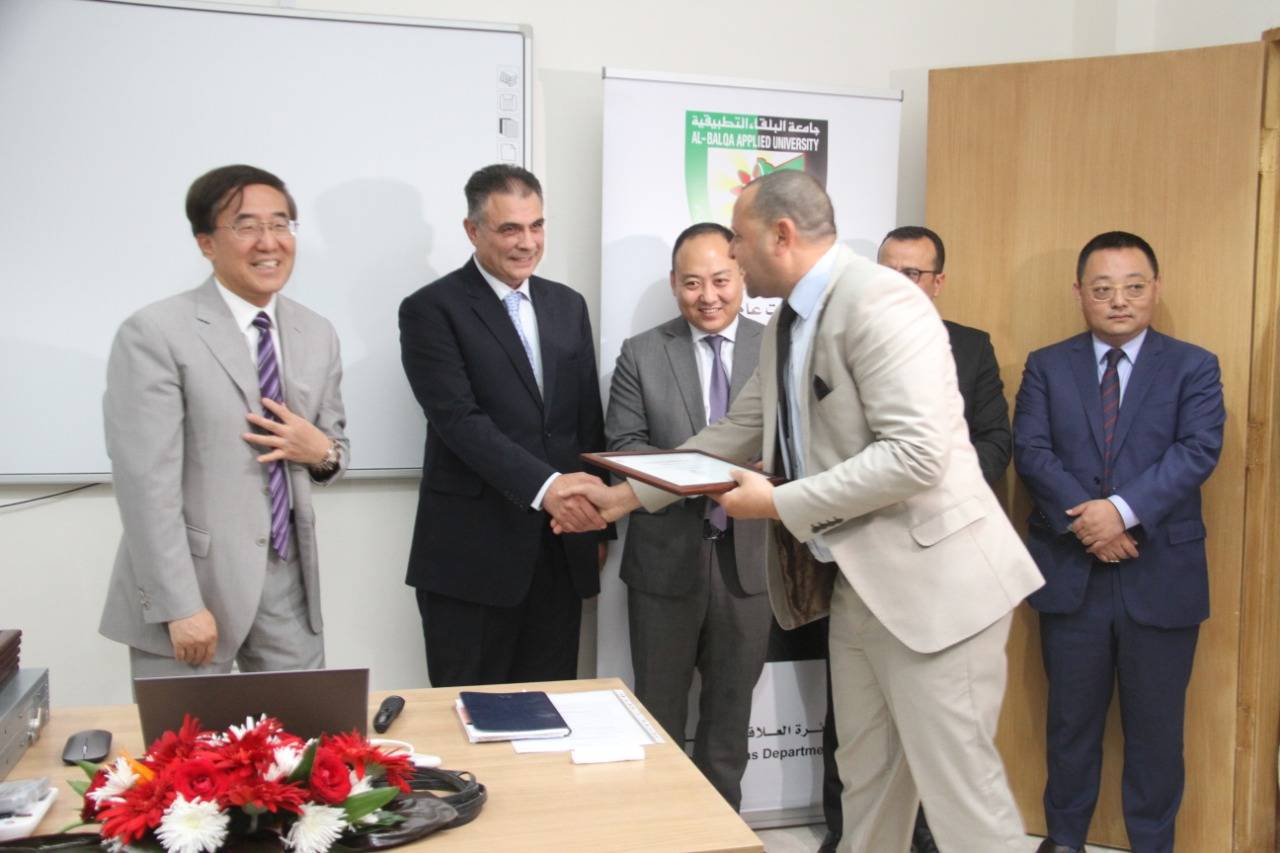 السفير الصيني ورئيس جامعة البلقاء التطبيقية يفتتحان اول اكاديمية لشركة هواوي في الاردن في البلقاء التطبيقية