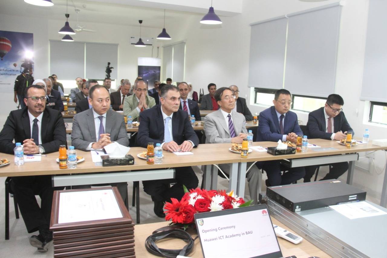 السفير الصيني ورئيس جامعة البلقاء التطبيقية يفتتحان اول اكاديمية لشركة هواوي في الاردن في البلقاء التطبيقية