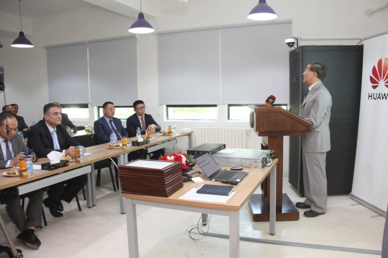 السفير الصيني ورئيس جامعة البلقاء التطبيقية يفتتحان اول اكاديمية لشركة هواوي في الاردن في البلقاء التطبيقية