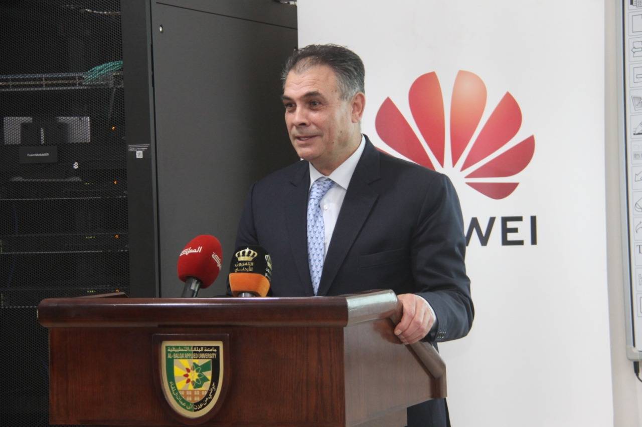 السفير الصيني ورئيس جامعة البلقاء التطبيقية يفتتحان اول اكاديمية لشركة هواوي في الاردن في البلقاء التطبيقية