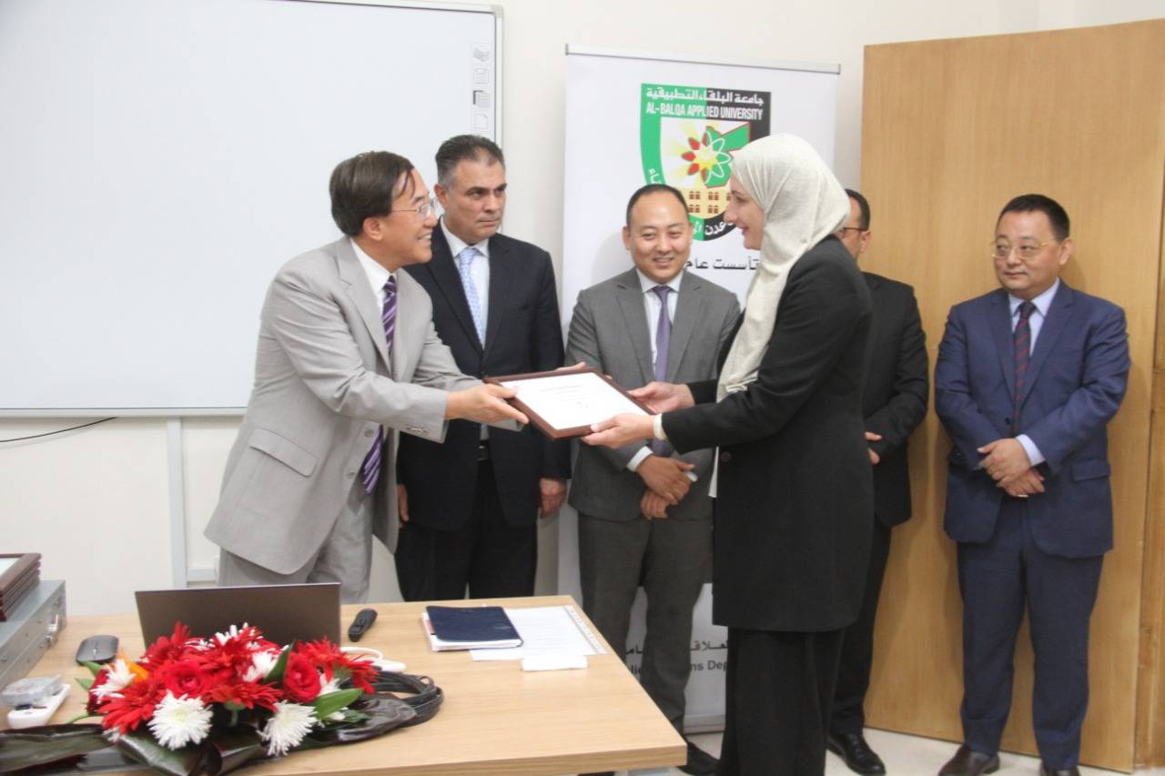 السفير الصيني ورئيس جامعة البلقاء التطبيقية يفتتحان اول اكاديمية لشركة هواوي في الاردن في البلقاء التطبيقية