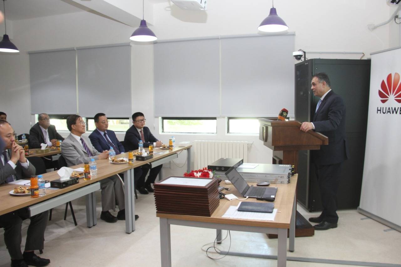 السفير الصيني ورئيس جامعة البلقاء التطبيقية يفتتحان اول اكاديمية لشركة هواوي في الاردن في البلقاء التطبيقية