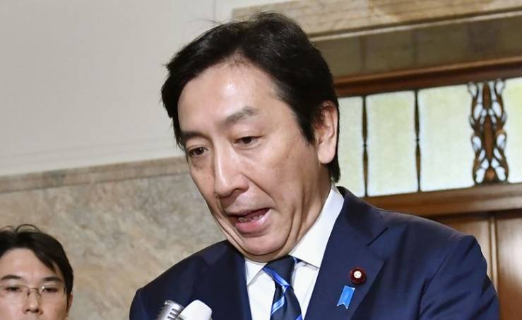 استقالة وزير الاقتصاد الياباني بسبب 180 دولار