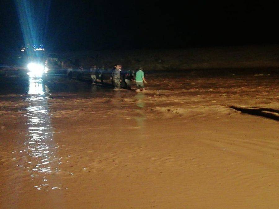 اخلاء مجموعة من الاشخاص حاصرتهم السيول في منطقة تل حسان