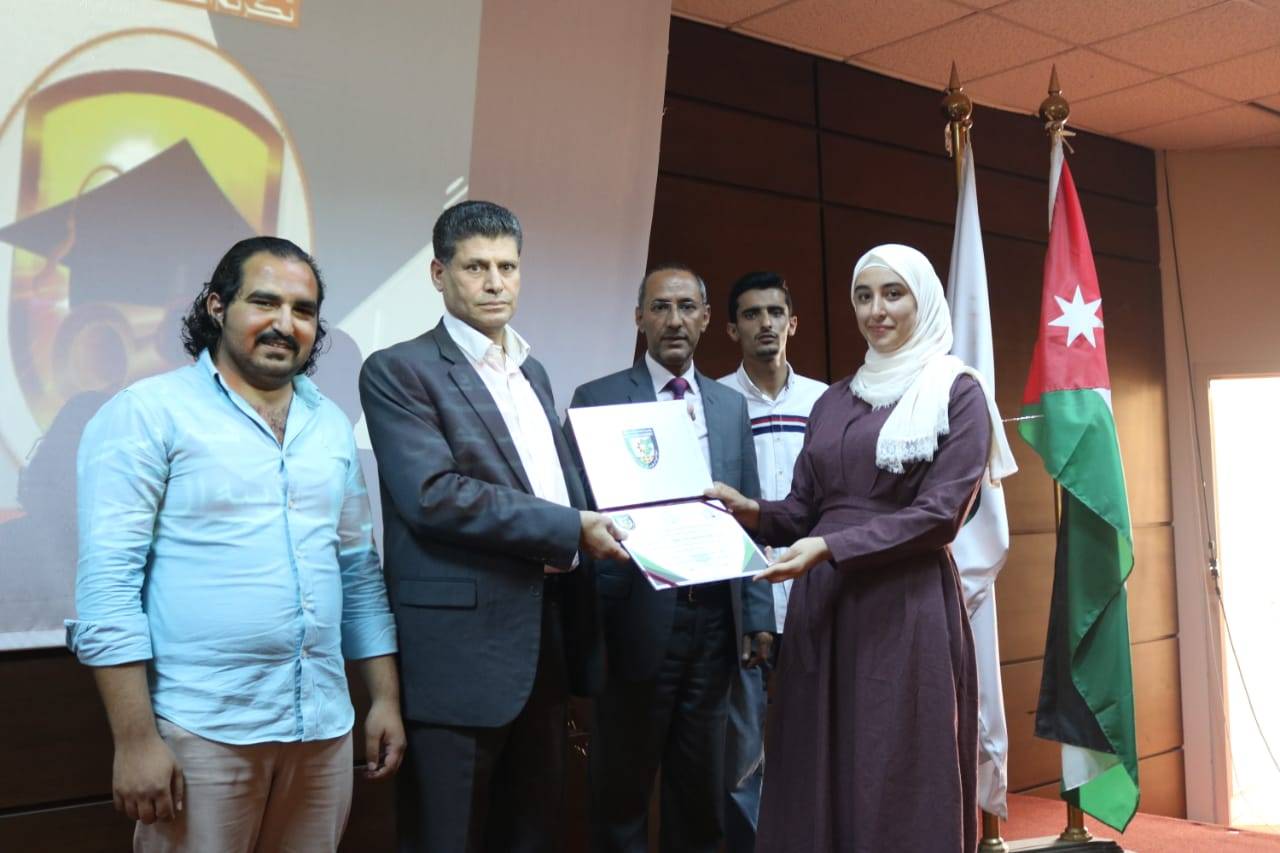 كلية عمان الجامعية تكرم طلبتھا الفائزین في مسابقة التمیز المحاسبي  ومسابقة سبارك-للابداع والريادة لعام  2019