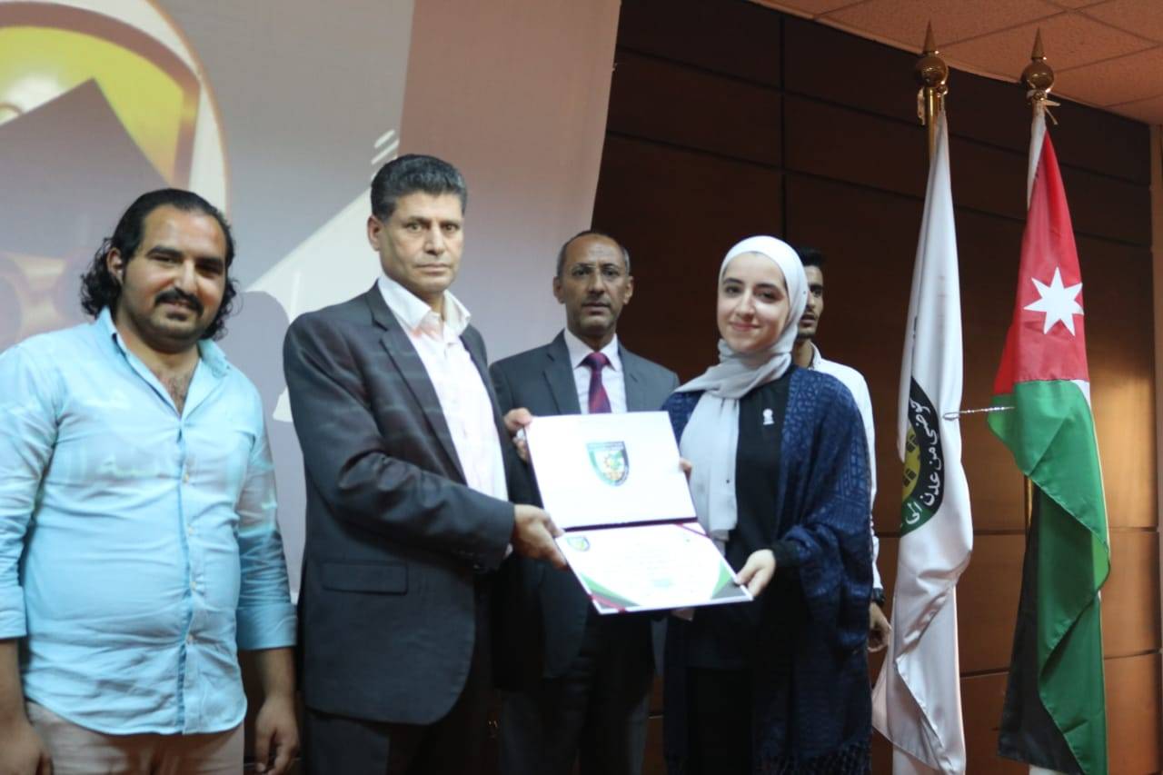 كلية عمان الجامعية تكرم طلبتھا الفائزین في مسابقة التمیز المحاسبي  ومسابقة سبارك-للابداع والريادة لعام  2019