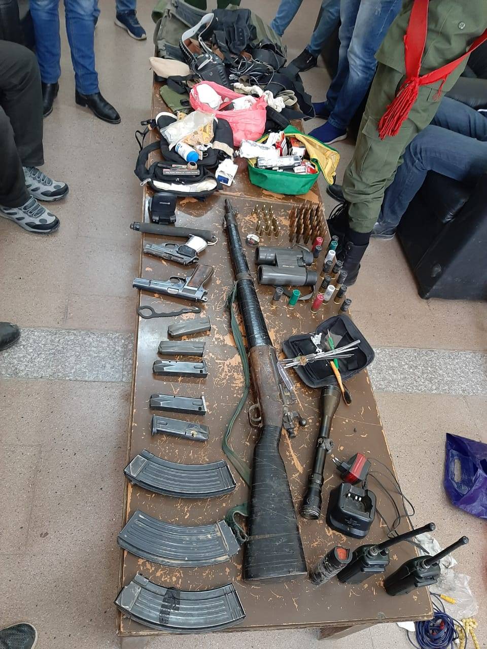 إلقاء القبض على أربعة أشخاص مطلوبين خلال حملة أمنية نفذتها مديرية شرطة البادية الشمالية و ثلاثة اسلحة نارية 