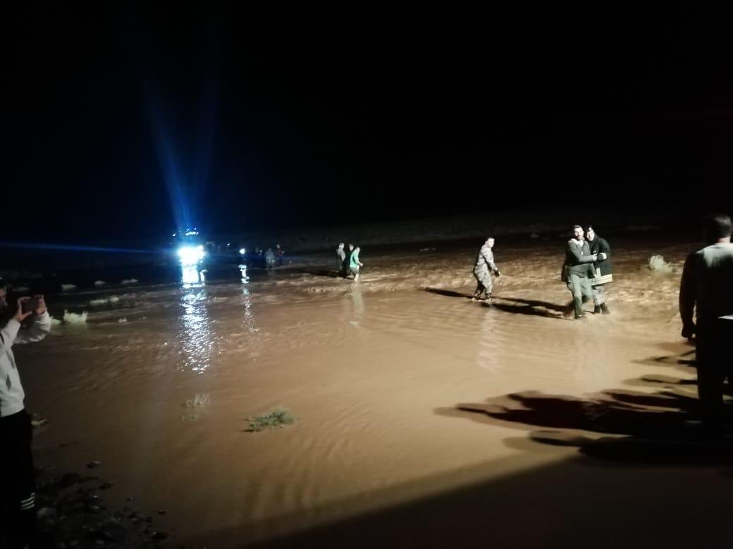 اخلاء مجموعة من الاشخاص حاصرتهم السيول في منطقة تل حسان