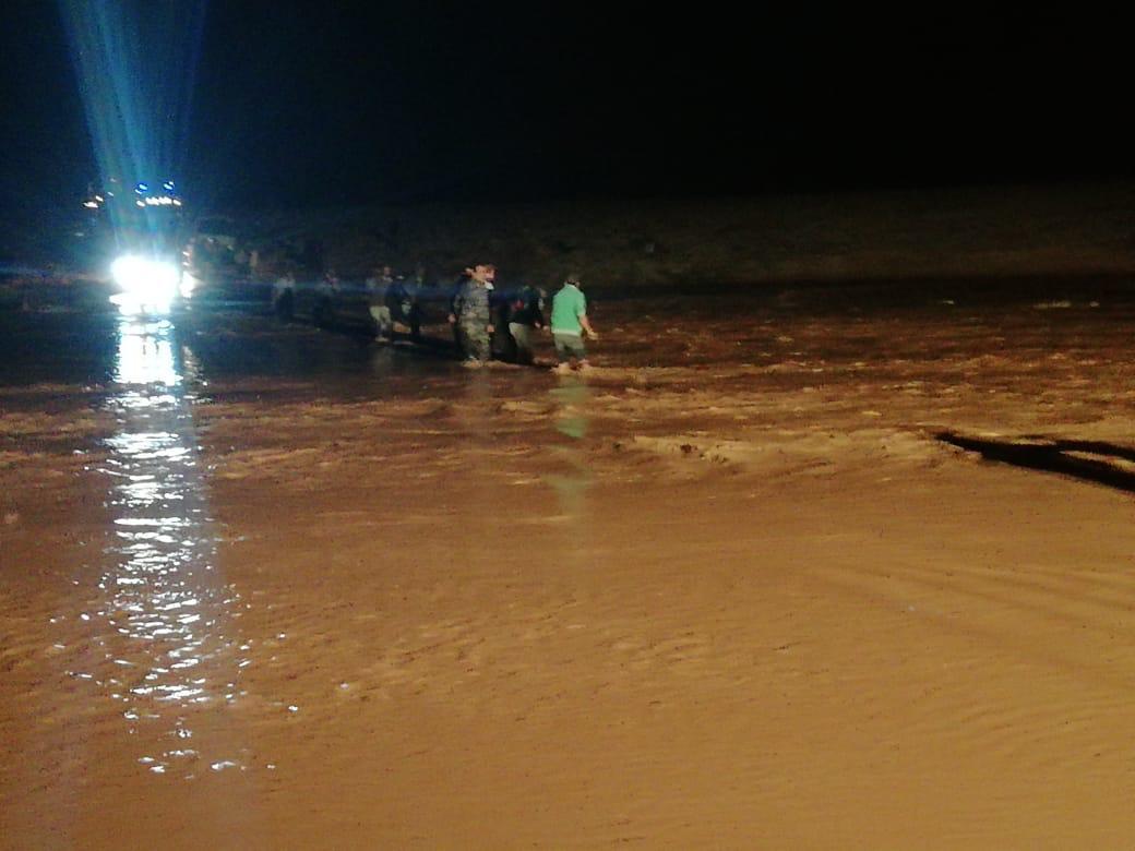 بالفيديو .. الدفاع المدني يساعد (46) شخص داهمتهم مياه السيل في الزرقاء والمفرق