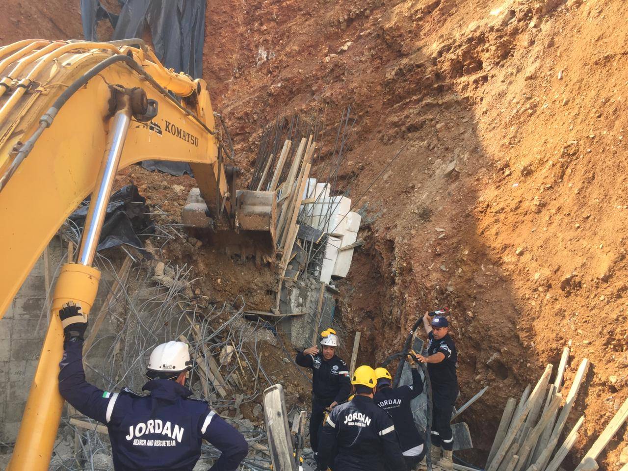 وفاة ثلاثة أشخاص إثر انهيار أتربه بمحافظة العاصمة 