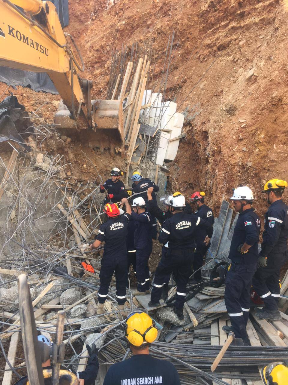 وفاة ثلاثة أشخاص إثر انهيار أتربه بمحافظة العاصمة 